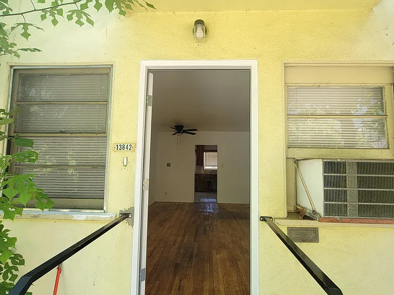 13842 Burbank Blvd #13842 — Photo 1