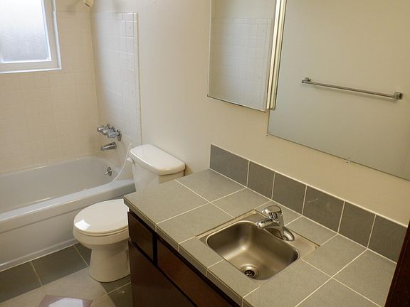 5th image of 425 Pelly Ave N APT 2