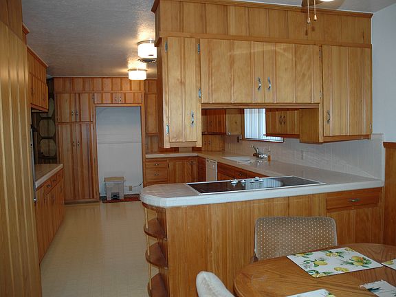 Kitchen & breakfast nook