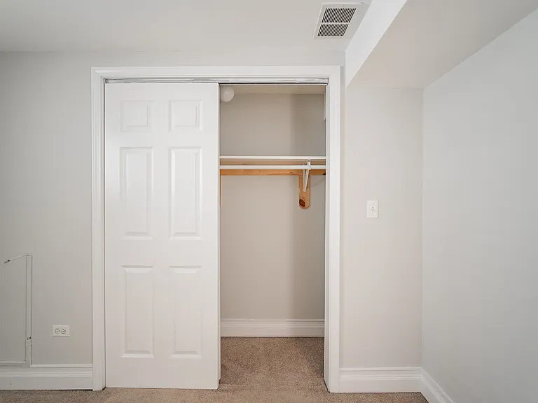 933 W Newport — Photo 24