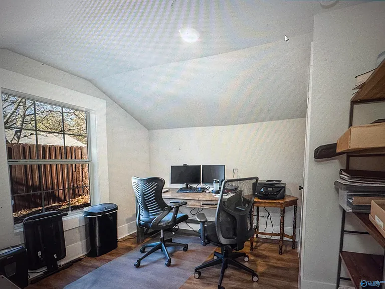 208 Surrey Rd SW — Photo 20