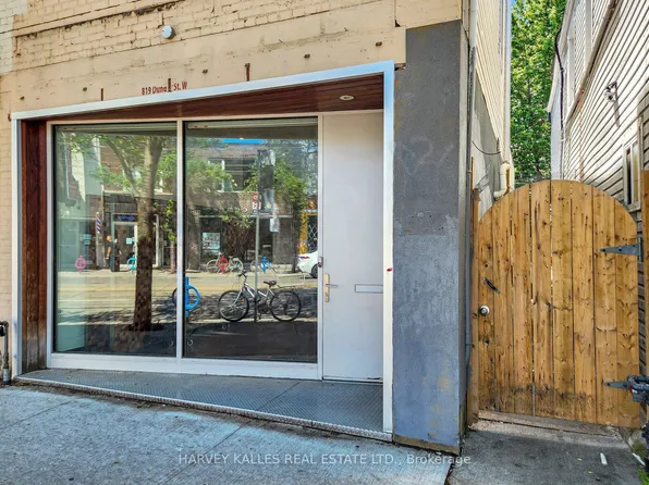 819 Dundas St W, Toronto, ON M6J 1V4