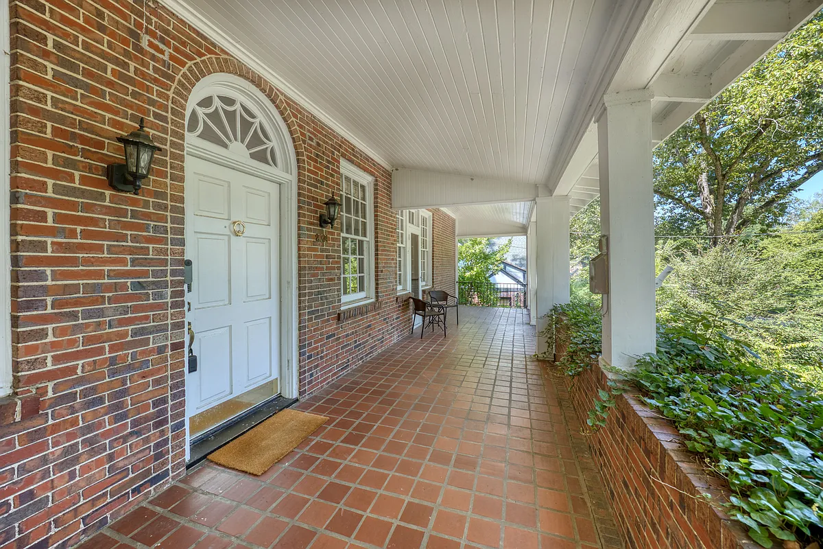 Building Photo - 2024 Cherokee Dr