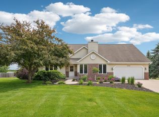 W146N6202 Wigwam Dr, Menomonee Falls, WI 53051