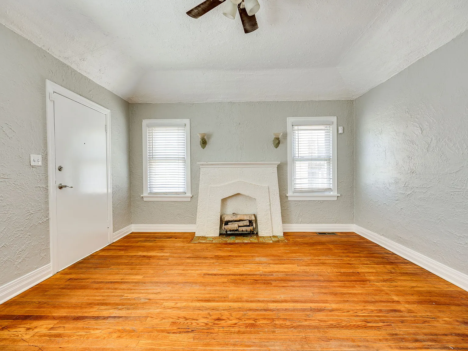 2 bed, 903 sqft, $1,200 — Photo 1