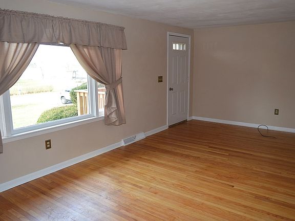3rd image of 959 Crestview Dr