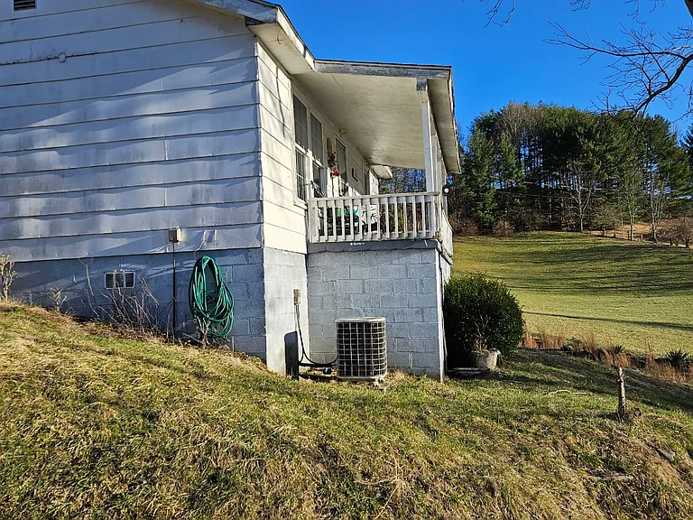 256 Barretts Dr — Photo 2