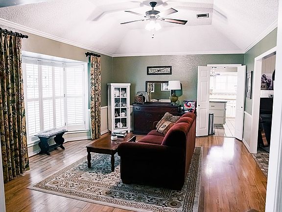 4th image of 4207 Oak Creek Dr