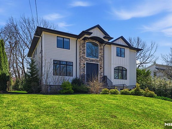 3rd image of 34 Dubois Ave