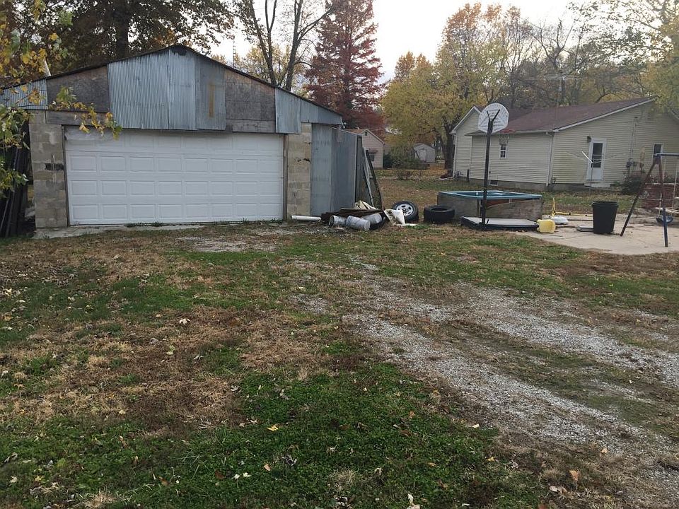2nd image of 808 E 2nd St
