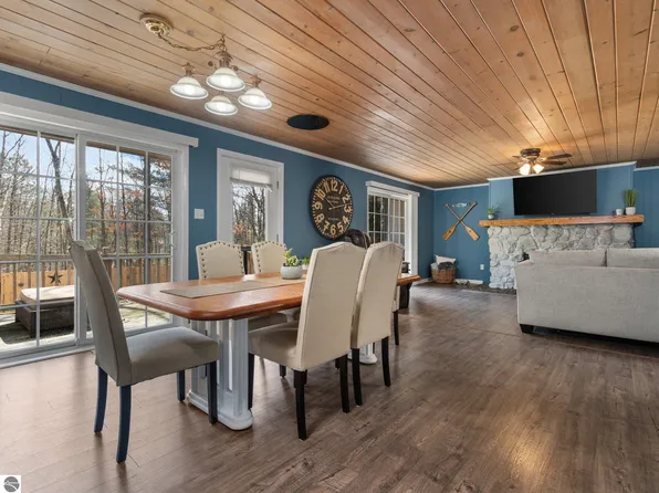 711 Hobbs Hwy S, Traverse City, MI 49696