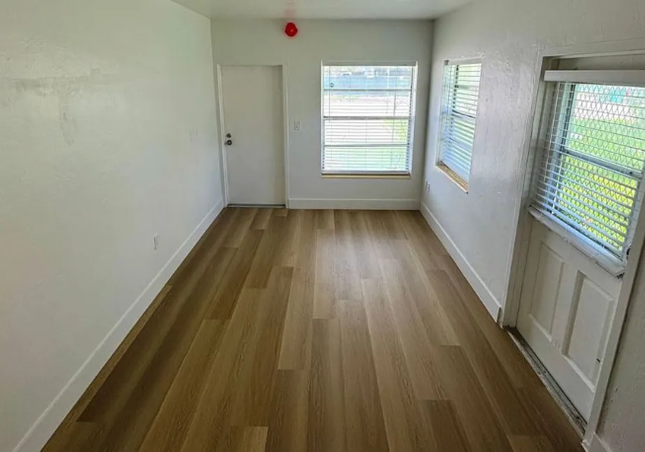 Studio, 550 sqft, $1,300 — Photo 2