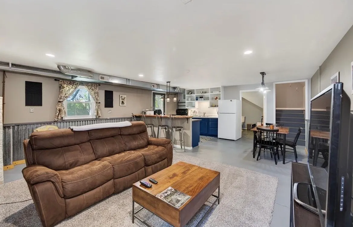 2 bed, 1040 sqft, $1,950 — Photo 2