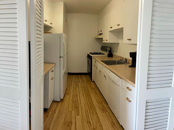 Fully equipped kitchen with gas cooking stove, dishwasher, refrigerator, microwave and wine refrigerator. Pantry for groceries included.