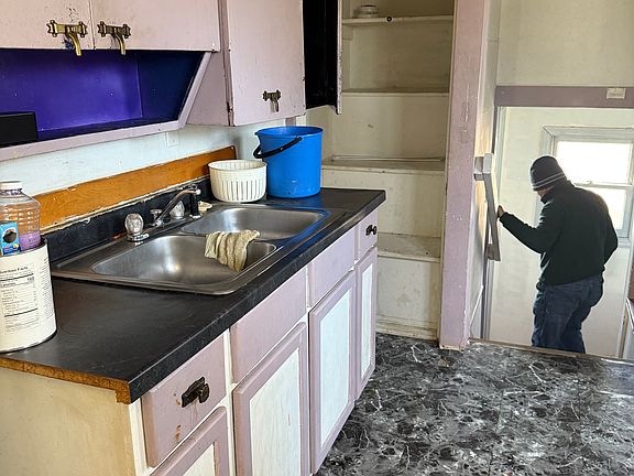 4th image of 968 W View St