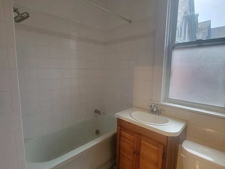 300 Princess Ave — Photo 9