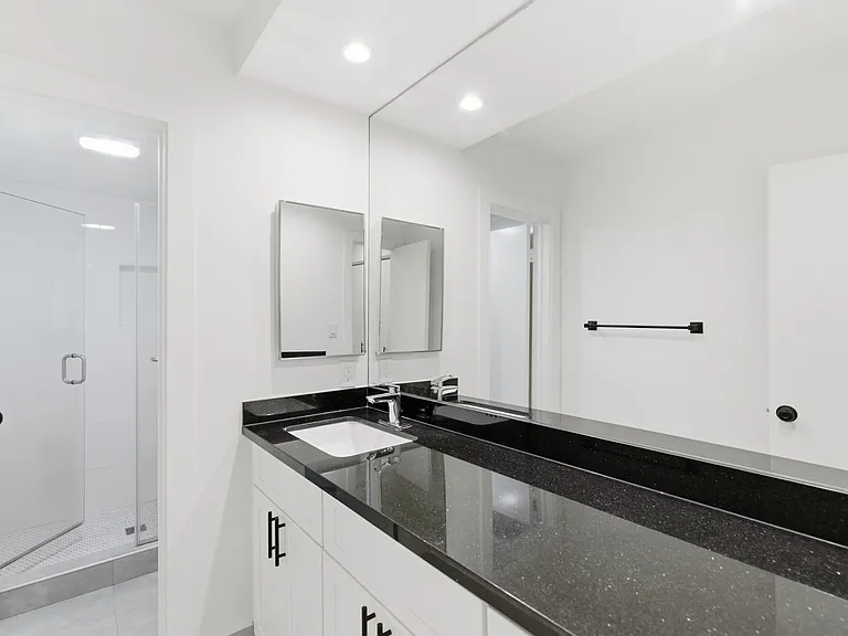 642 NW Knoll Dr — Photo 14