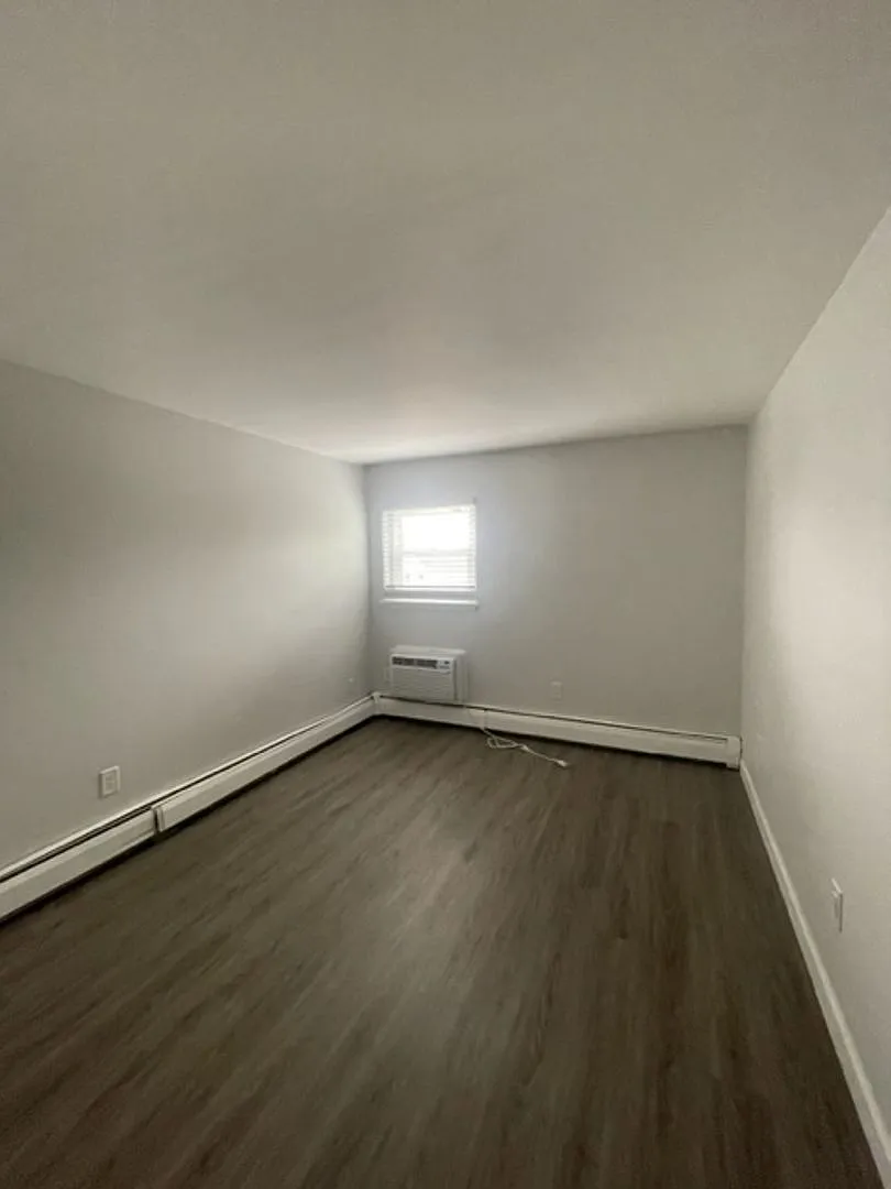 Renovated and Spacious 1BR apartment in Avon Apartments! — Photo 4