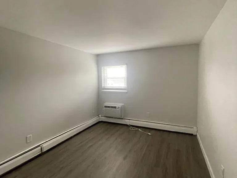 1126 Stratford Ave — Photo 4