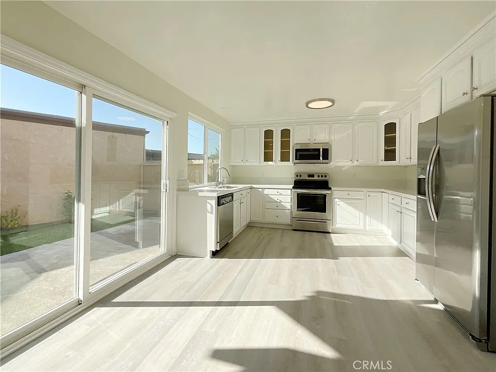 2 bed, 1.0 bath, 954 sqft, $3,300 — Photo 2