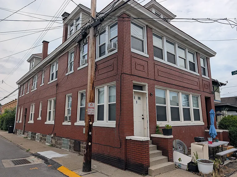 216 Sarah St — Photo 1