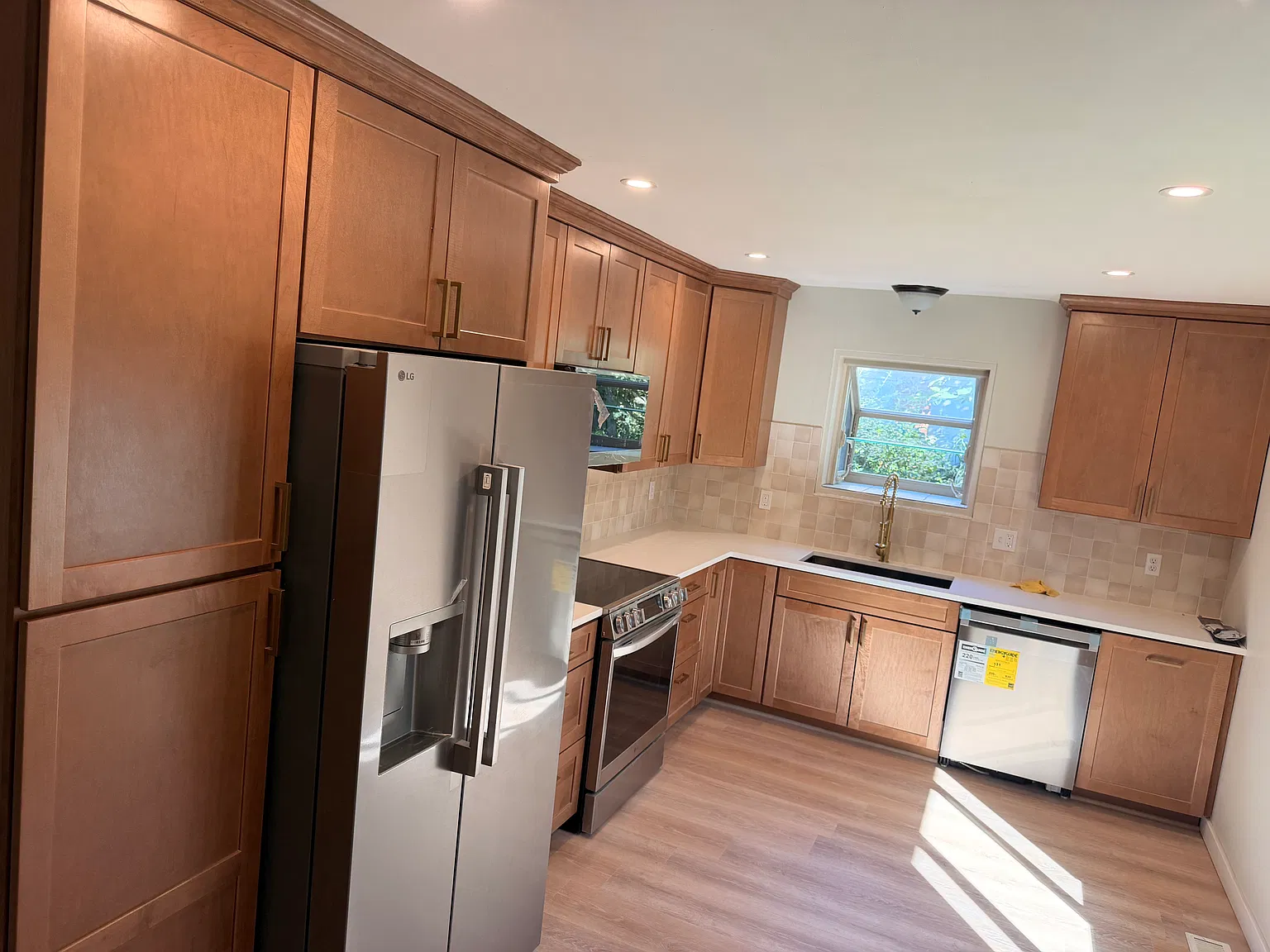 4 bed, 2.5 bath, 2200 sqft, $3,000 — Photo 2