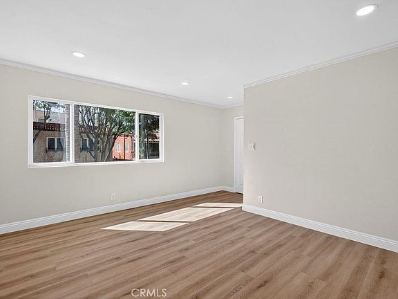 4th image of 925 E Appleton St