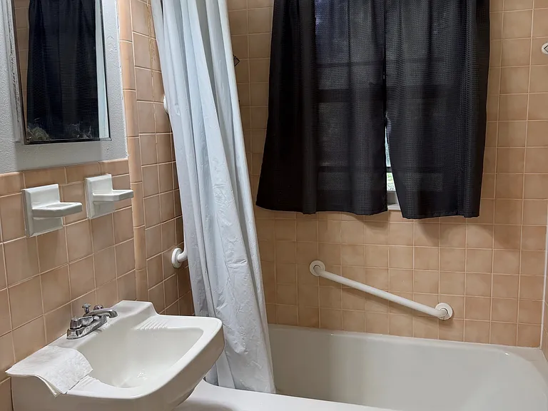 1115 Caddell Ln — Photo 3