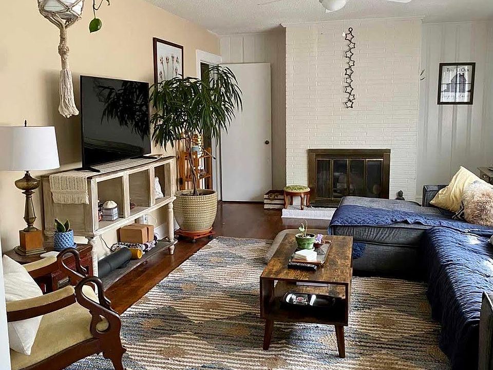 Living Room with beautiful built-ins