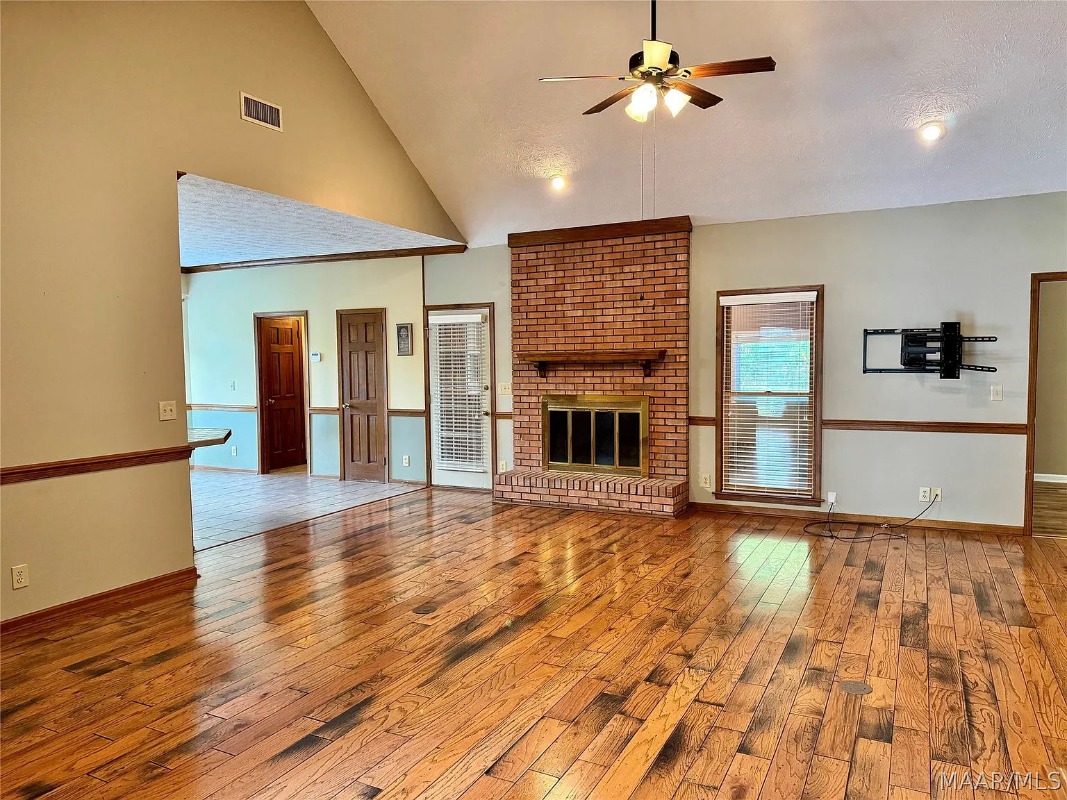 3 bed, 2.5 bath, 2639 sqft, $2,500 — Photo 4