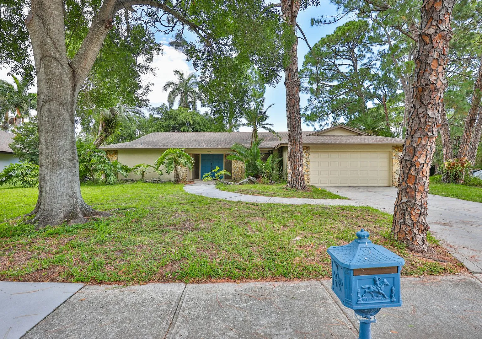 Move-In Special! 3 Beds 2 Baths Home with Jacuzzi & 2-Car Garage in Clearwater! — Photo 2