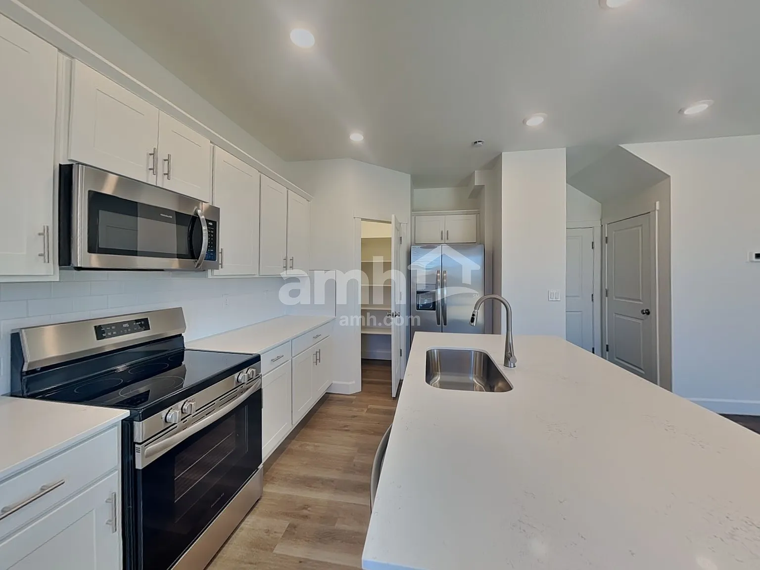3 bed, 2.5 bath, 1717 sqft, $2,920 — Photo 4