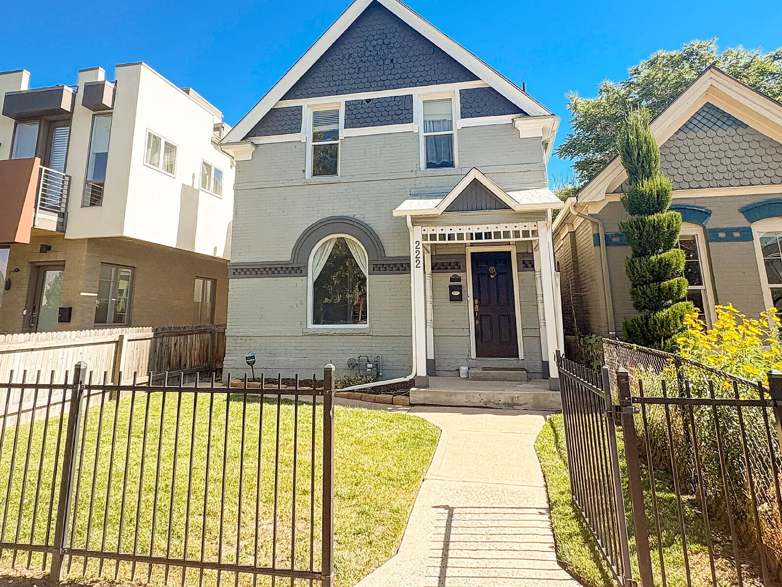Gorgeous Home w/2 Car Garage — Photo 1