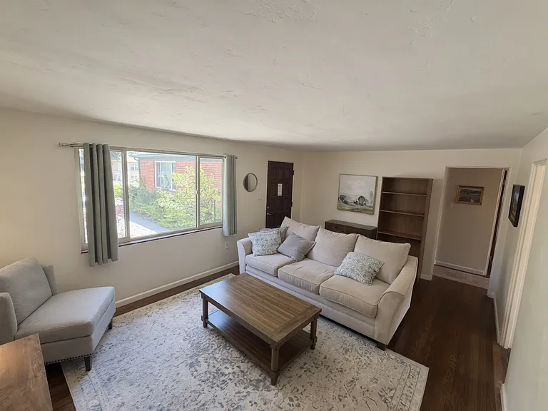 1017 E Columbia St — Photo 4