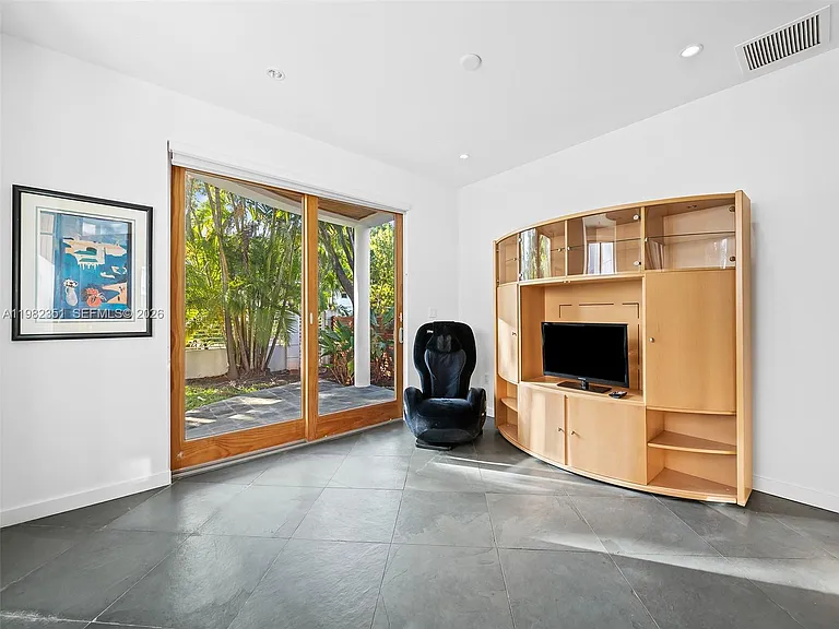 450 Victoria Ter — Photo 36