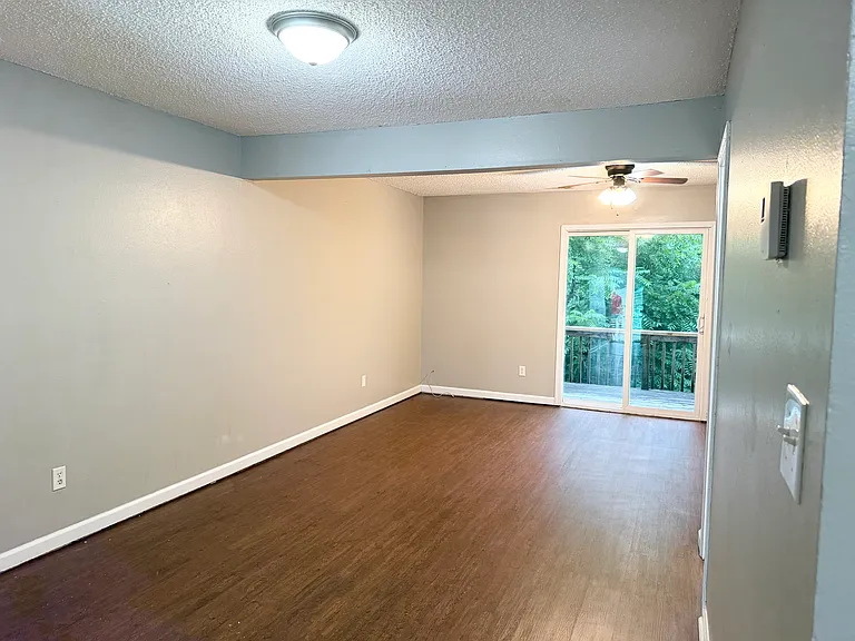 207 White Oak Dr NE #B — Photo 2