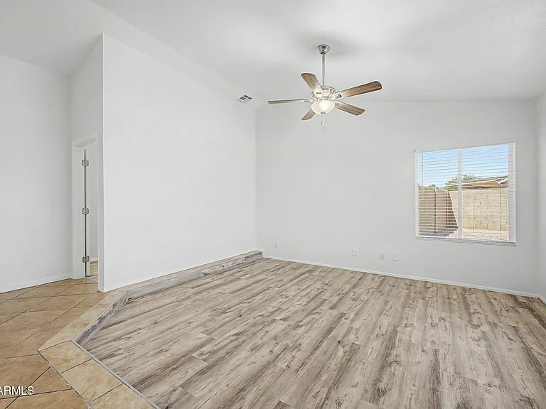 7637 W North Ln — Photo 6