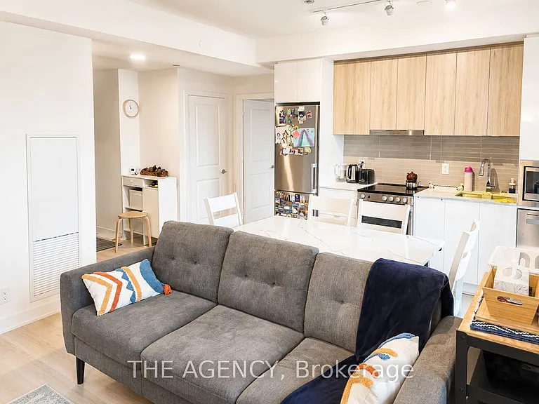 30 Upper Mall Way #A622 — Photo 8