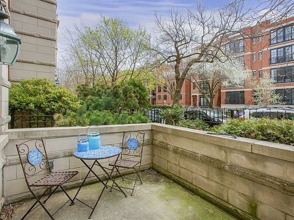 3rd image of 860 W Buckingham Pl APT 1E