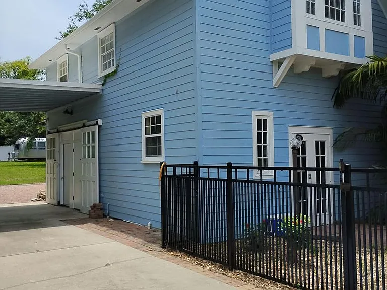 936 Riverside Dr — Photo 1
