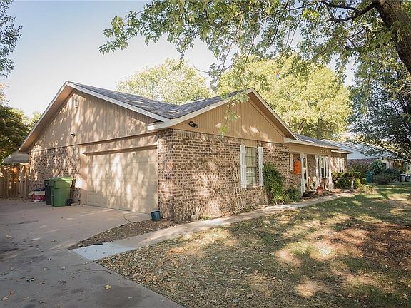 3rd image of 2807 W Parkwood Dr