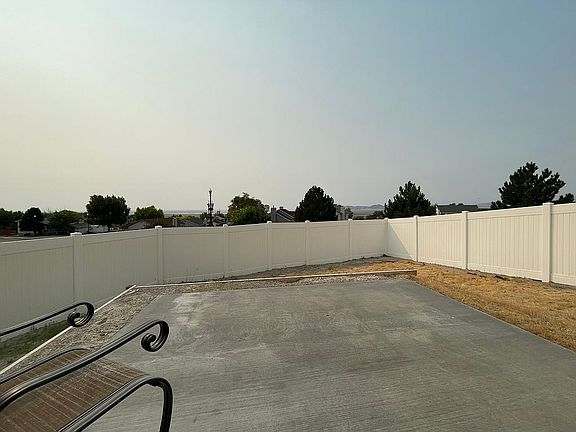 4th image of 852 Bluegrass Cir