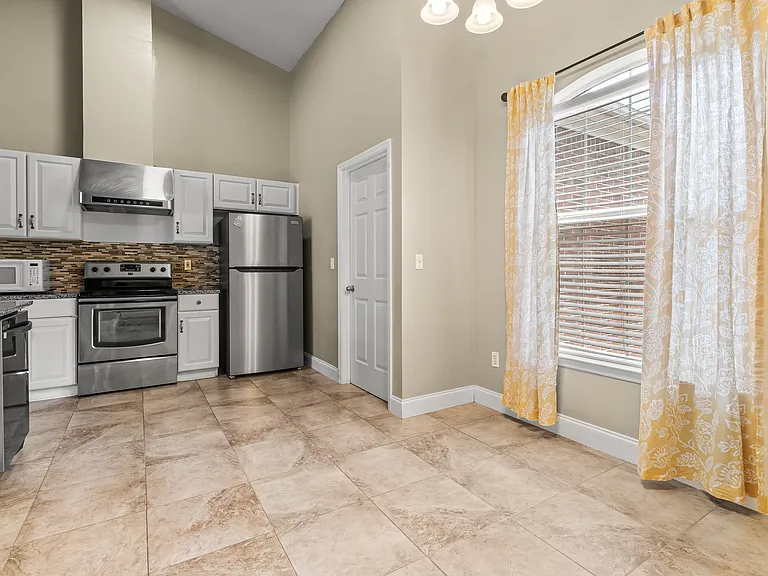 211 Springlake Dr — Photo 5