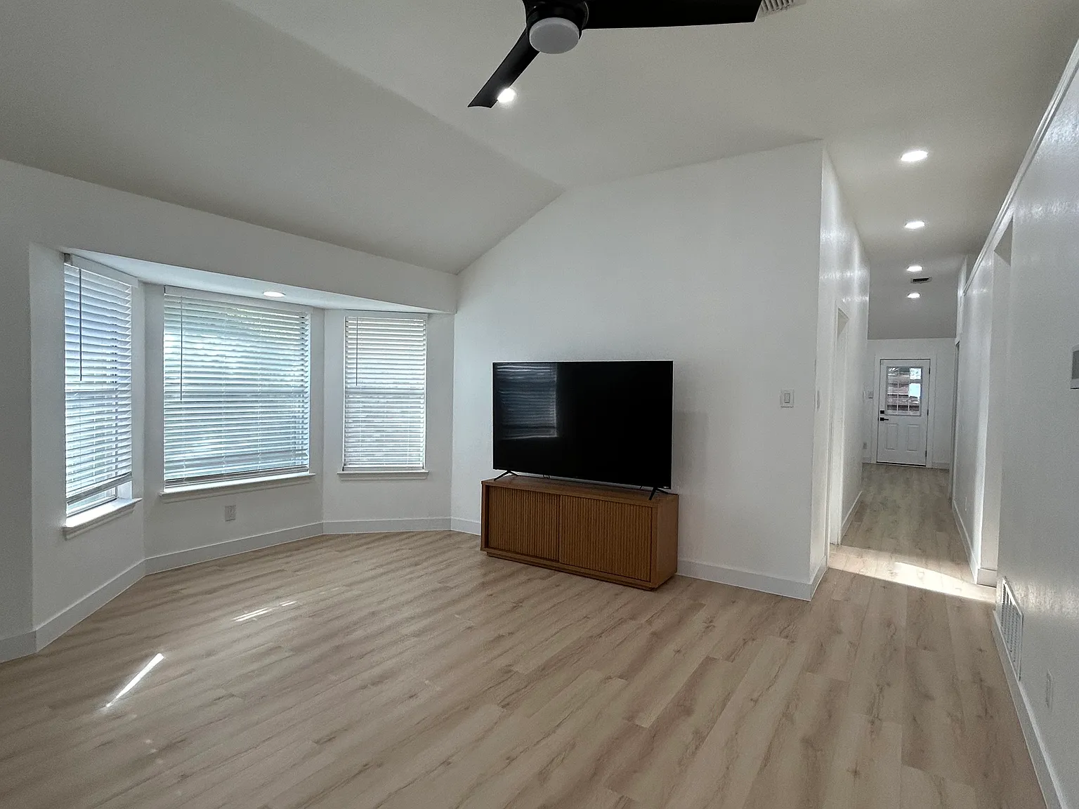 3 bed, 1752 sqft, $2,095 — Photo 4