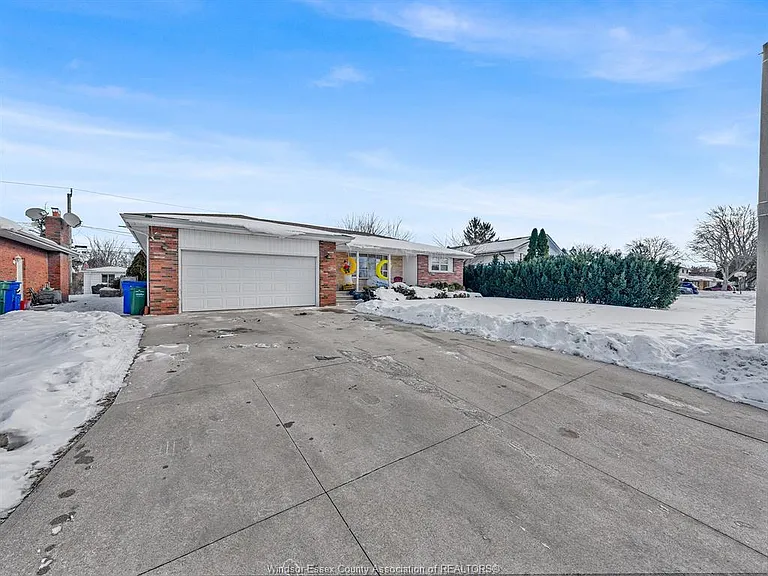 2450 McKay Ave — Photo 4