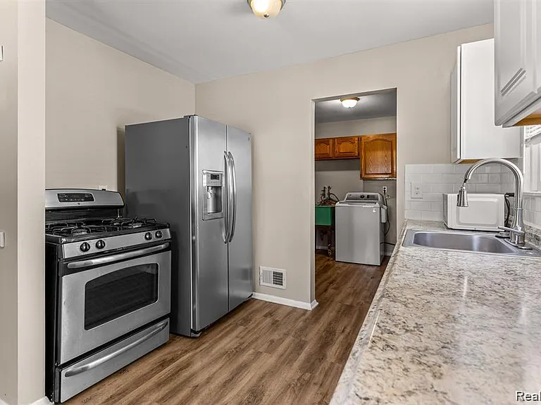 25469 Powers Ave — Photo 8