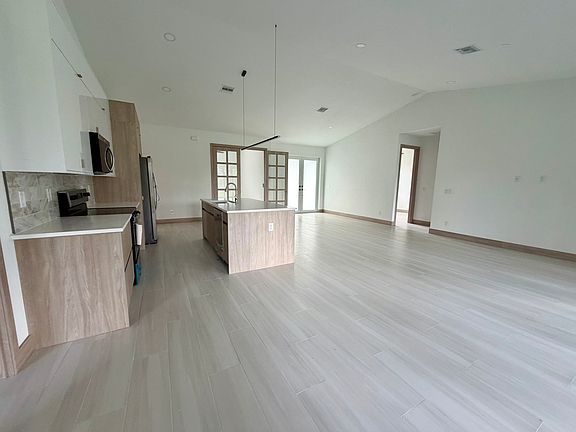 5th image of 1136 W Taggard Rd