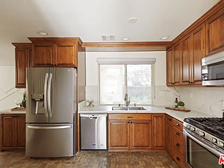 272 N Chester Ave #101 — Photo 19