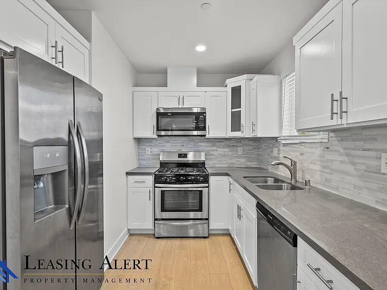 1957 1/2 Vista Del Mar Ave — Photo 4