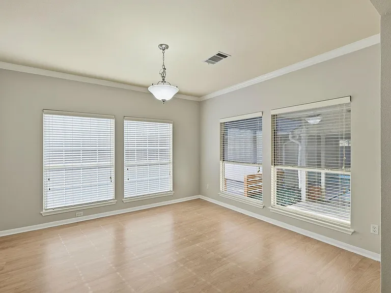 2913 Winchester Dr — Photo 5